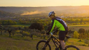 ciclista in bicicletta al tramonto